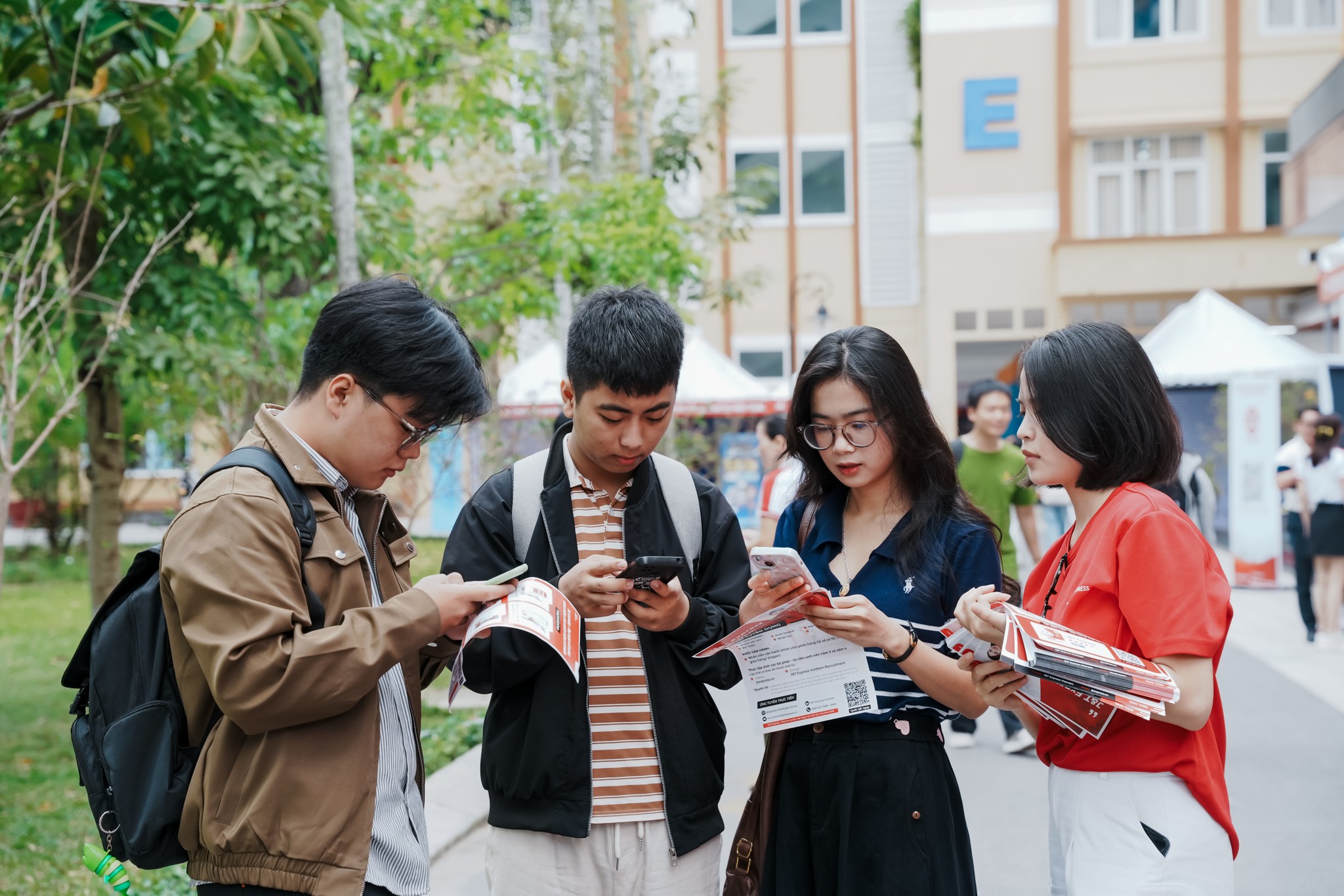 Sinh viên ngành Logistics tìm cơ hội tại Ngày hội việc làm lớn nhất năm 2026