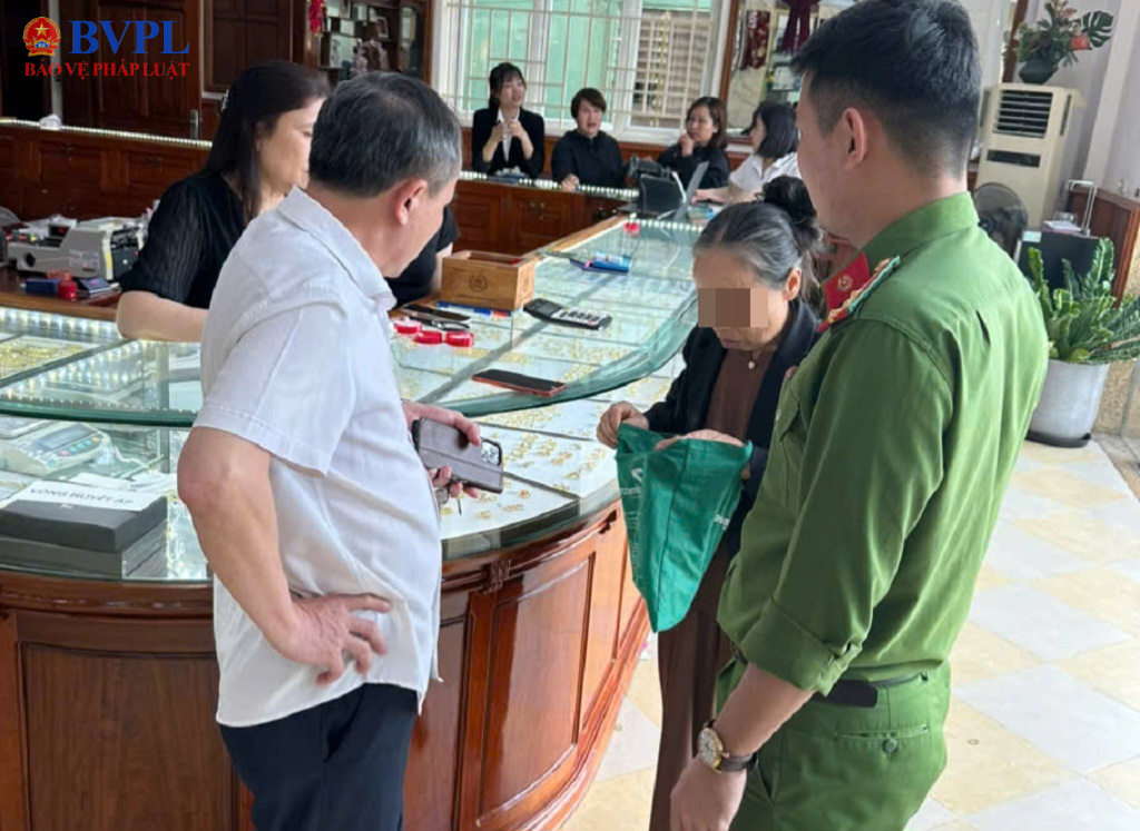 Chặn đứng âm mưu lừa đảo cụ bà bán 19 chỉ vàng chuyển tiền cho Công an