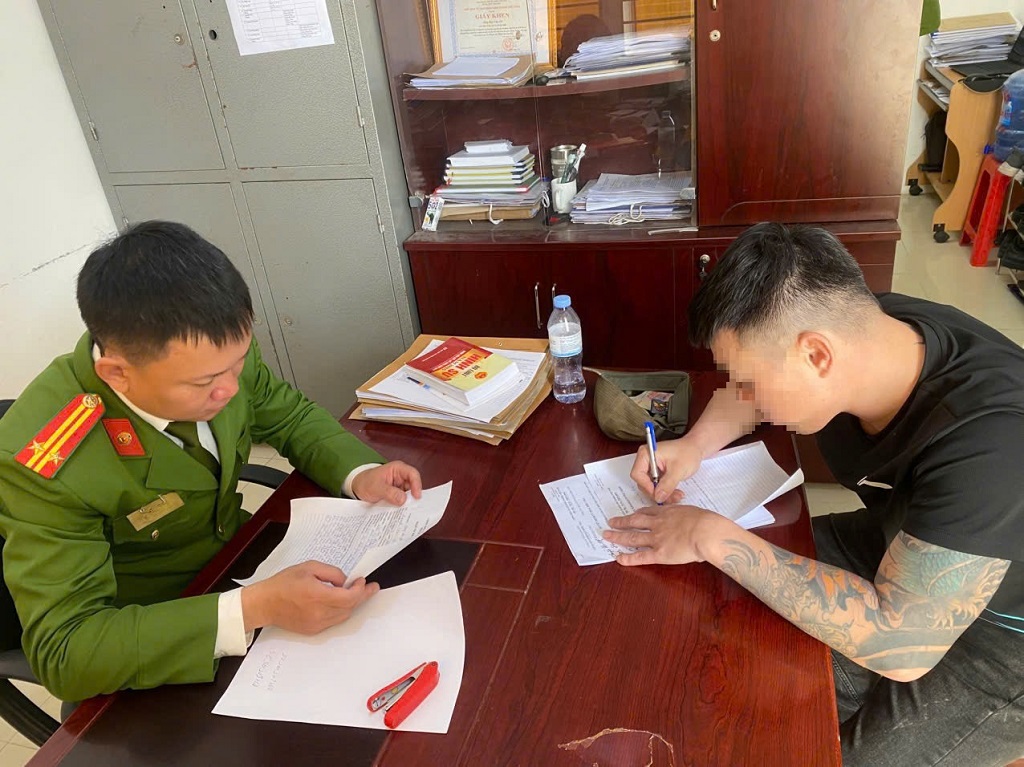 Bán hàng gây cản trở trước cổng bệnh viện, 1 đối tượng bị cưỡng chế xử lý