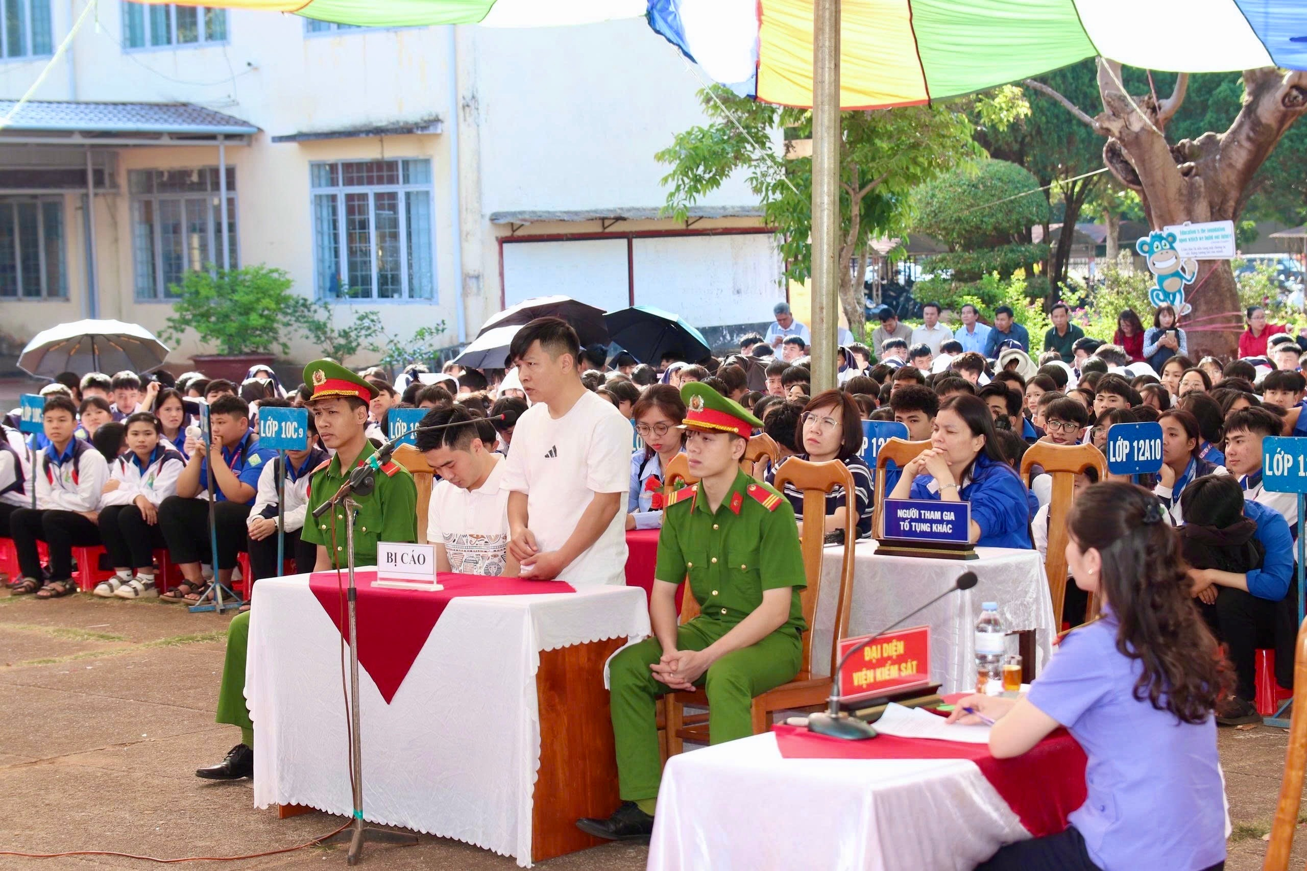 Viện kiểm sát tổ chức phiên tòa giả định tuyên truyền pháp luật phòng, chống ma túy cho học sinh