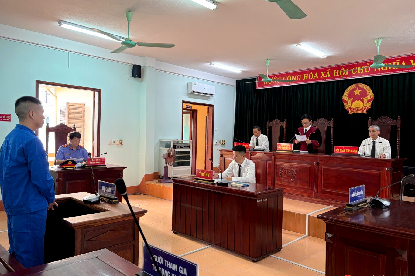 Đá Cảnh sát giao thông ngã xuống đường, bị cáo lãnh án 12 tháng tù