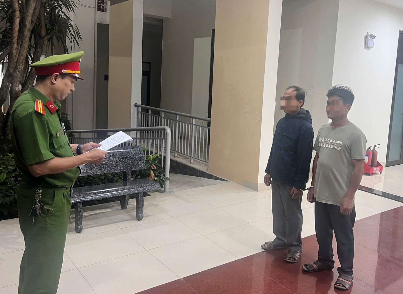 Tạm giữ 2 người đàn ông giở trò đồi bại với bé gái 13 tuổi