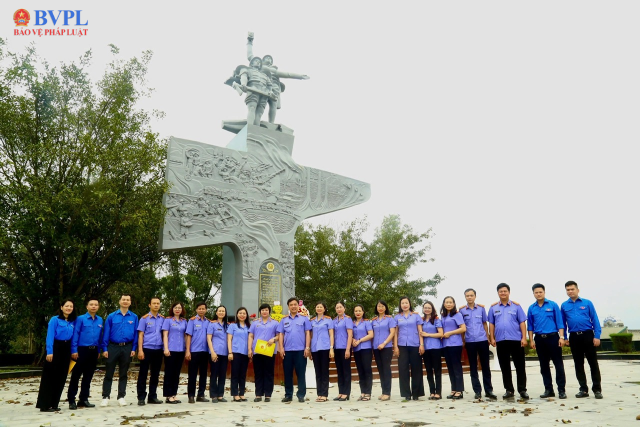 Thanh tra VKSND tối cao và VKSND tỉnh Thanh Hoá dâng hương tại Tượng đài thanh niên xung phong