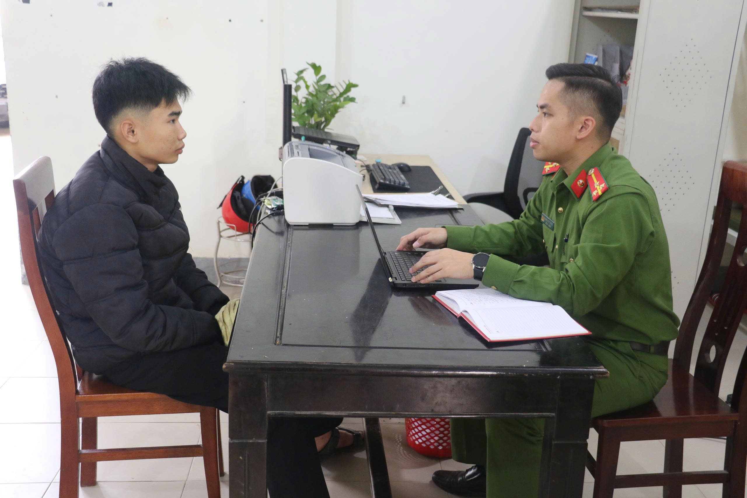 Bắt nhanh đối tượng trộm cắp điện thoại và mô tơ điện