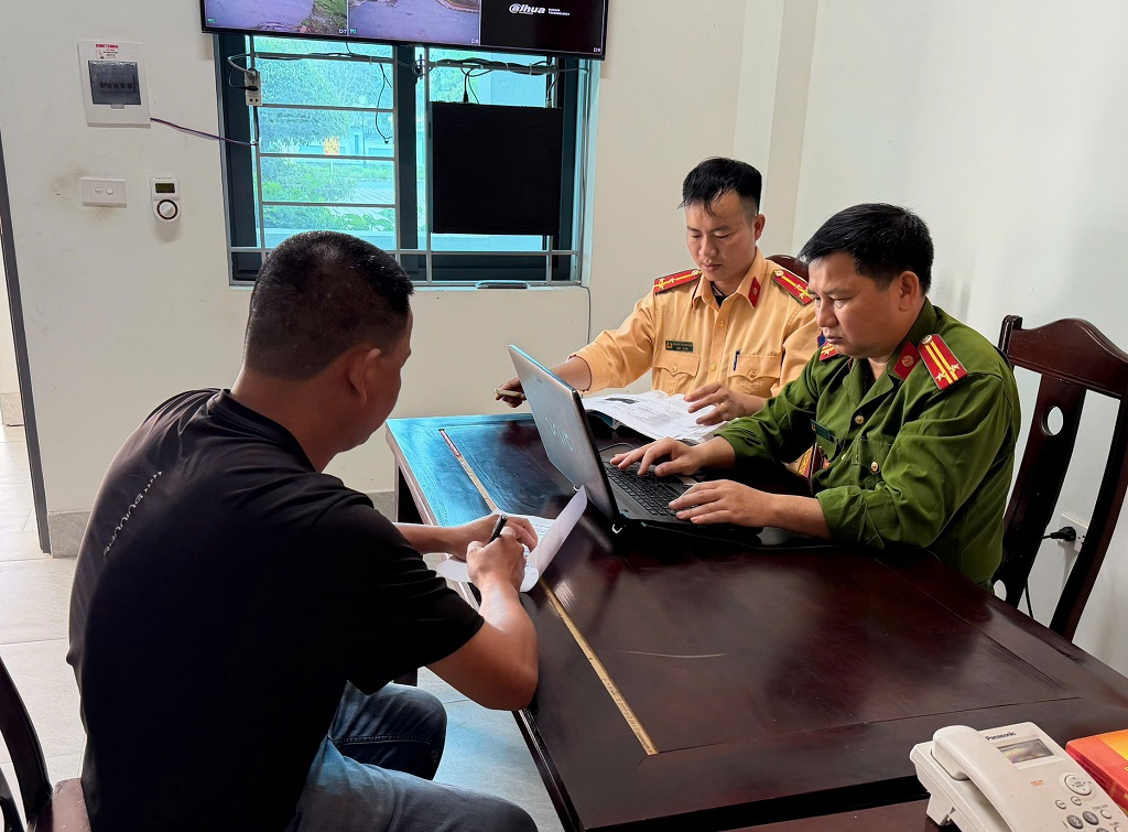 Xử phạt hành chính lái xe bán tải dừng phương tiện chắn đường