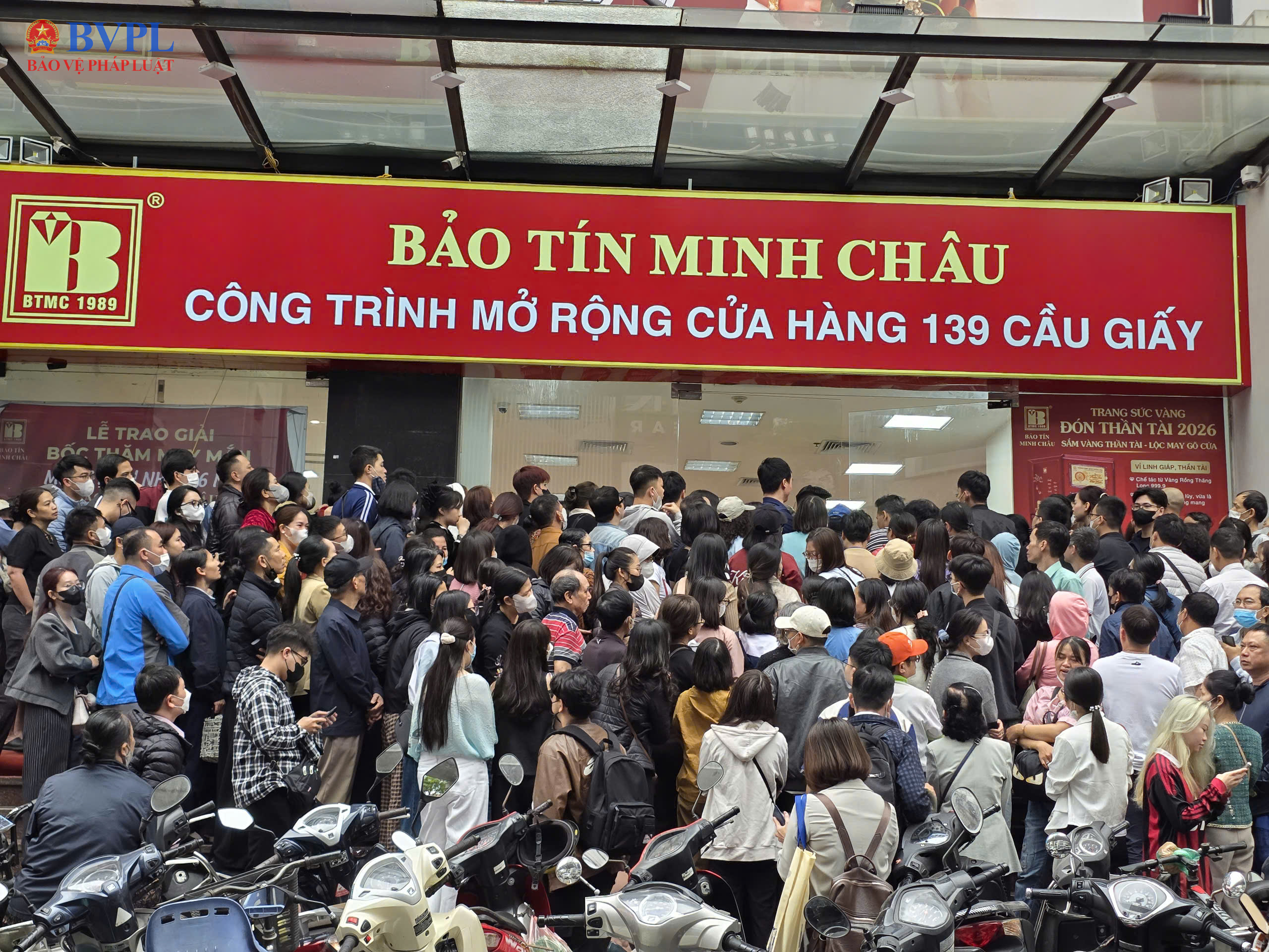 Giá vàng biến động mạnh, người dân xếp hàng mua từ sáng sớm