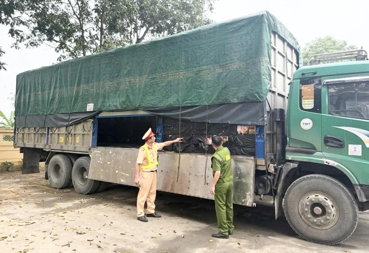 Tạm giữ hơn 5,2 tấn lạp xưởng đông lạnh không hóa đơn đang trên đường về Hà Nội