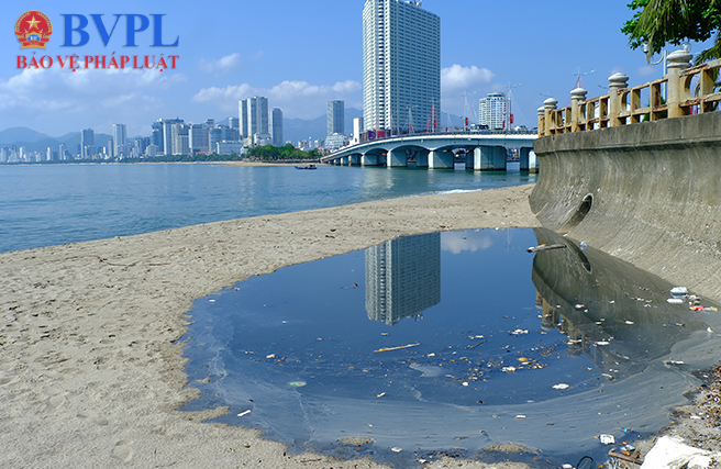 Nước thải nặng mùi tiếp tục xả ra bãi biển Nha Trang