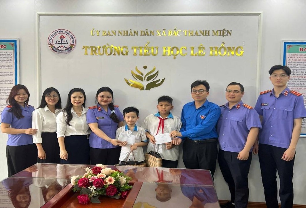 Chi đoàn VKSND và Tòa án khu vực 13 – Hải Phòng trao quà cho học sinh khó khăn