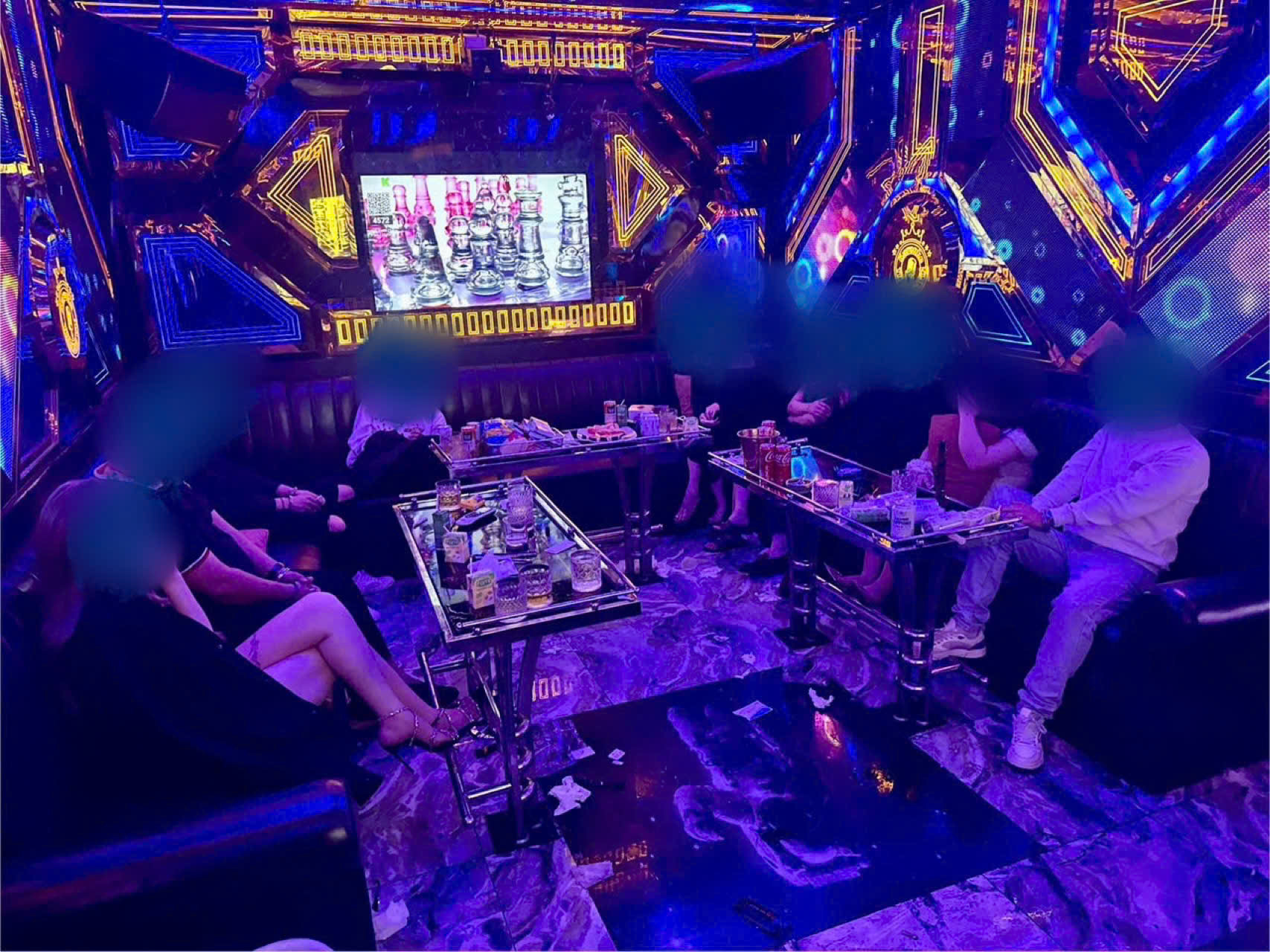 Bắt giữ nhóm đối tượng tổ chức sử dụng ma túy trong quán karaoke