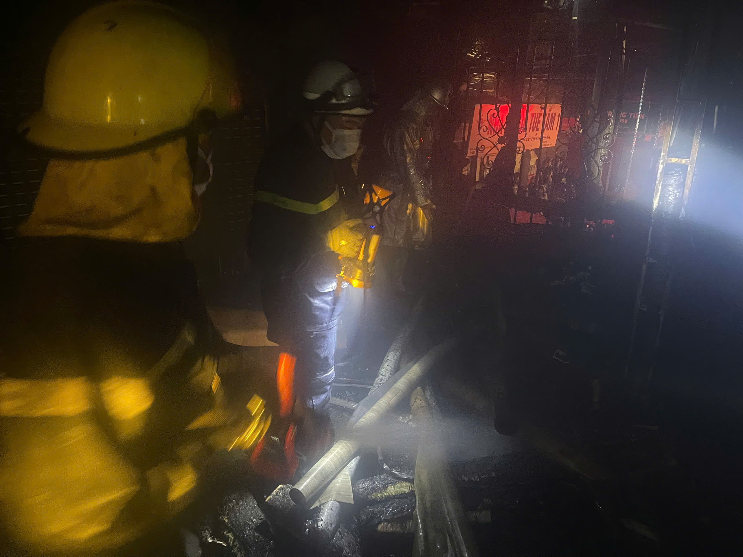 Kịp thời cứu 7 người bị mắc kẹt khi cháy nhà dân