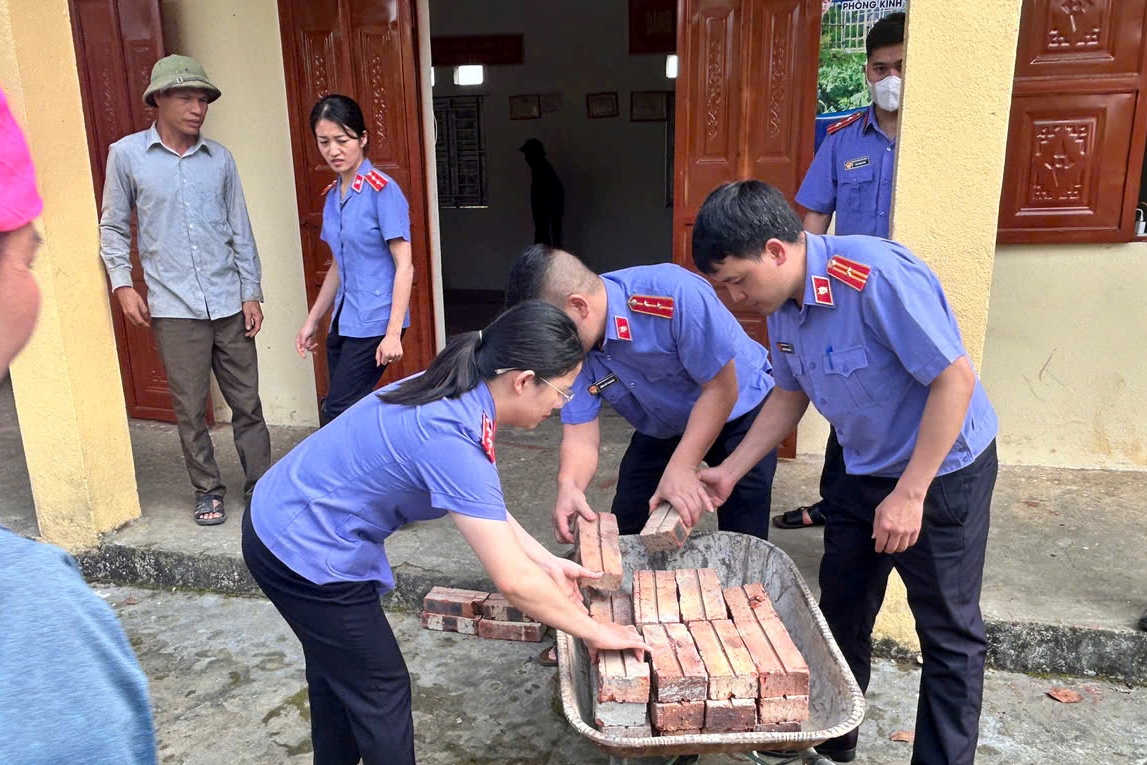 Tuổi trẻ VKSND khu vực 5 - Lào Cai chung tay sửa chữa Nhà văn hóa Bản Tân