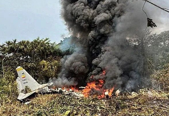 Cảnh tượng đạn dược phát nổ sau khi máy bay vận tải quân sự chở 126 người rơi ở Colombia