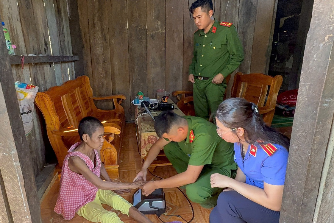 VKSND khu vực 8, TP Đà Nẵng hỗ trợ cấp căn cước cho người yếu thế tại xã Trà Tân