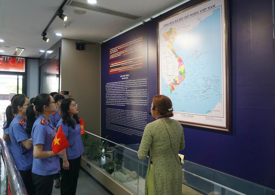Tuổi trẻ VKSND khu vực 2, TP Đà Nẵng tham quan địa chỉ đỏ Nhà trưng bày Hoàng Sa
