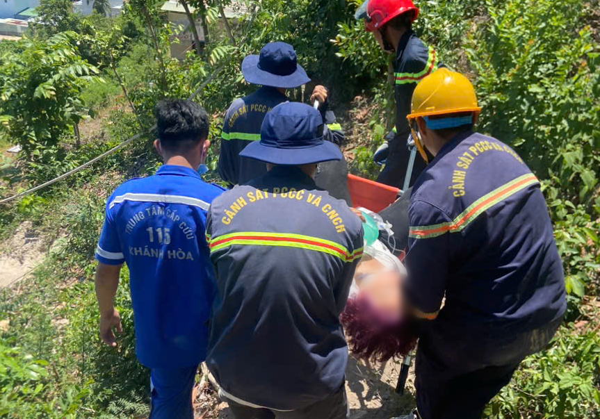 Huy động lực lượng giải cứu nữ du khách nước ngoài kiệt sức khi leo núi Cô Tiên giữa trưa