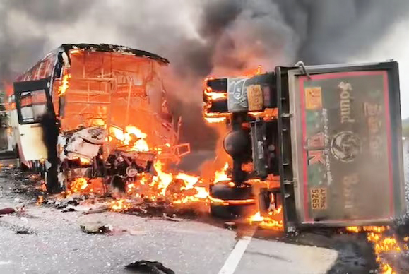 Video xe buýt chở gần 40 người bùng cháy dữ dội sau va chạm với xe tải