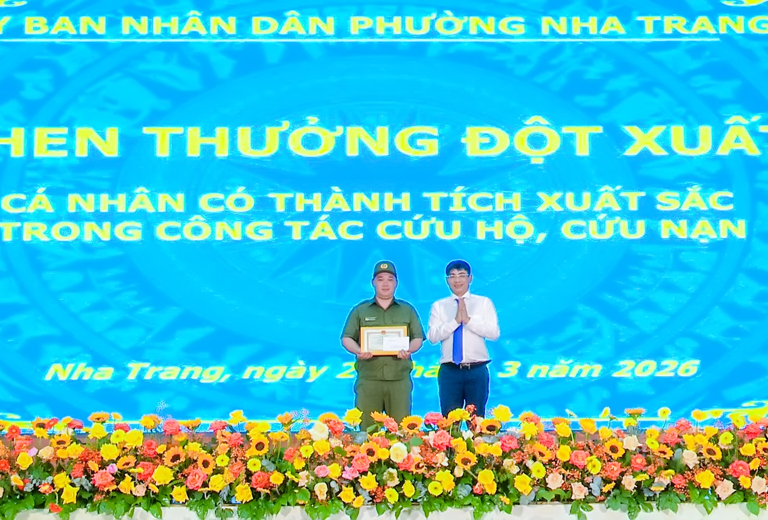 Khen thưởng đột xuất cá nhân dũng cảm cõng cụ ông thoát khỏi đám cháy ở Nha Trang