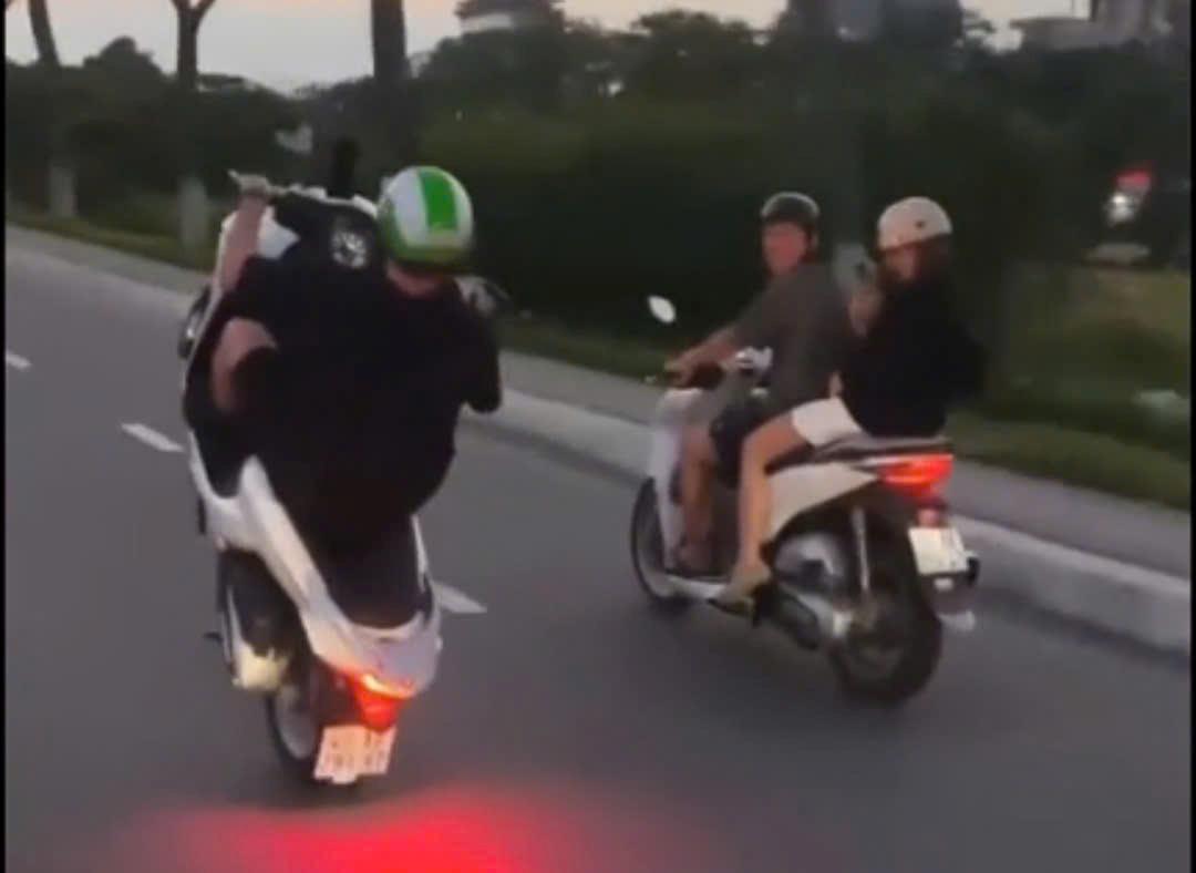 Xử lý người nước ngoài chạy xe môtô bằng một bánh trên cầu Tiên Sơn