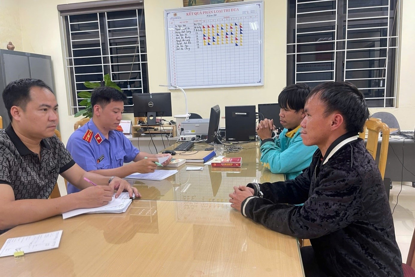 Kiểm sát lấy lời khai các đối tượng cướp tiền của người khuyết tật giữa ban ngày