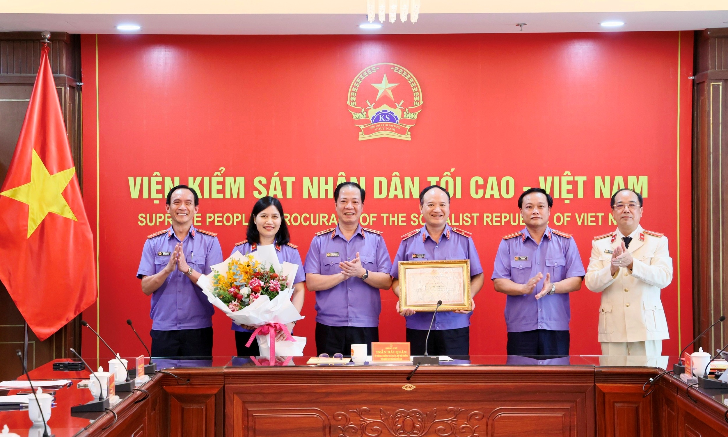 Viện trưởng VKSND tối cao tặng 02 Bằng khen cho tập thể Báo Bảo vệ pháp luật và 4 cá nhân có thành tích xuất sắc