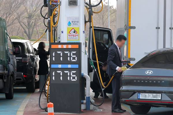 Hàn Quốc thực thi khẩn cấp hàng loạt chính sách nhằm kéo giảm giá xăng dầu