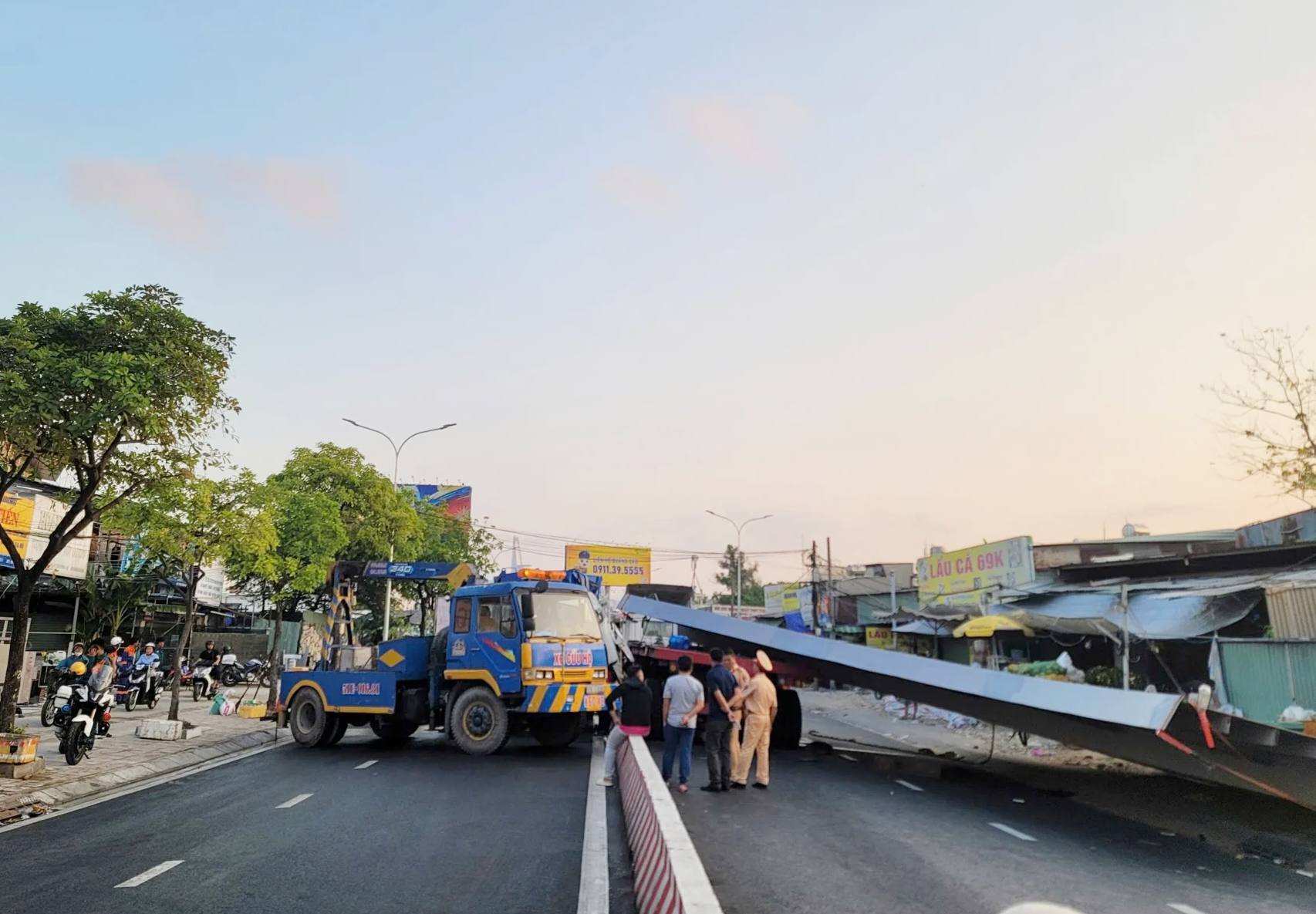 Tấm thép 10 tấn đè bẹp cabin xe rác, tài xế tử vong, giao thông kẹt cứng nhiều giờ