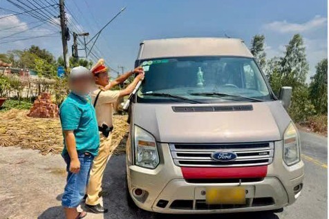 Phát hơn 3 000 logo, móc khóa nhắc “không lái xe khi đã uống rượu bia”