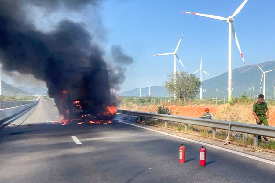 Ô tô lại bốc cháy trên cao tốc Cam Lâm – Vĩnh Hảo