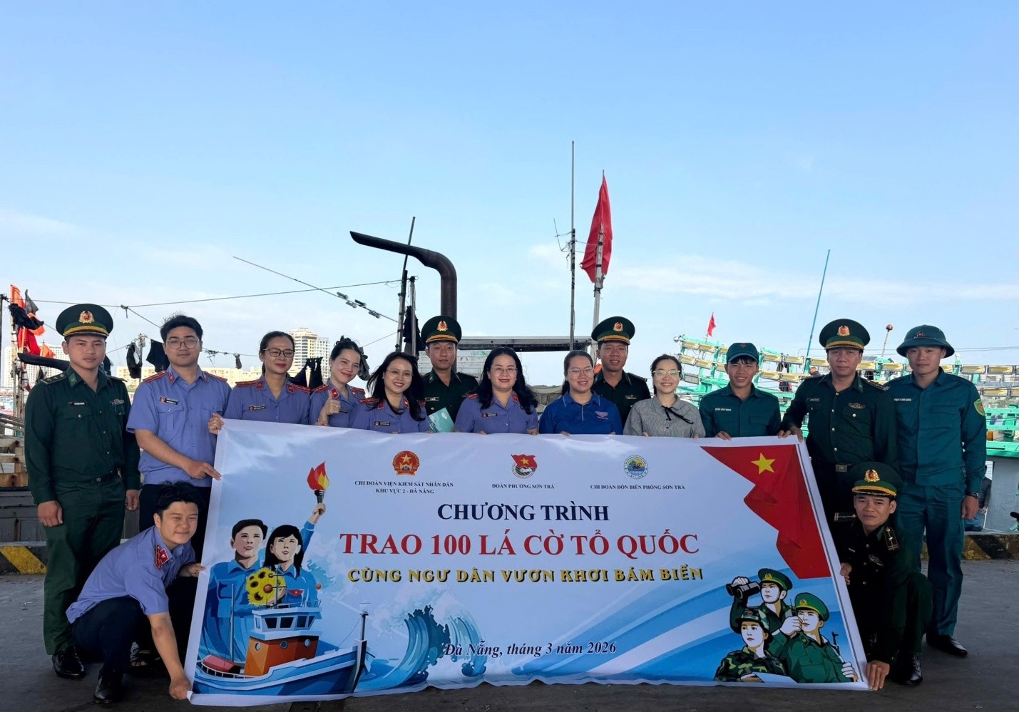 Chi đoàn VKSND khu vực 2, TP Đà Nẵng trao cờ Tổ quốc, tuyên truyền pháp luật cho ngư dân