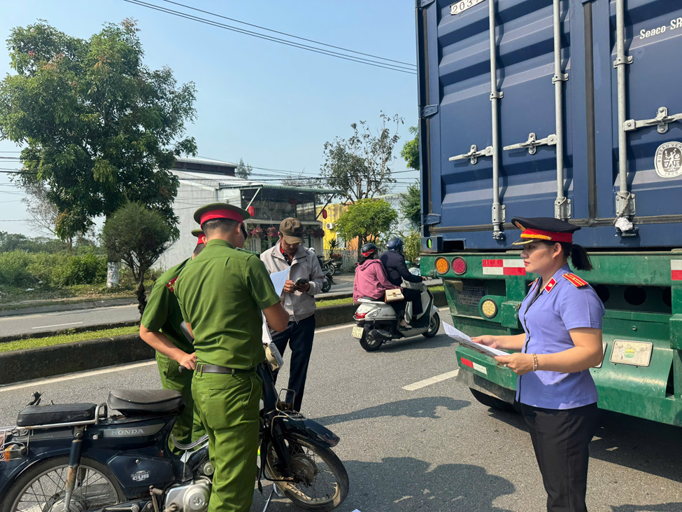 VKSND khu vực 10, TP Đà Nẵng kiểm sát việc dựng lại hiện trường vụ tai nạn giao thông