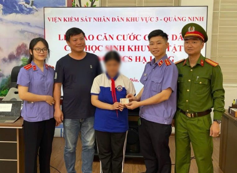 VKSND khu vực 3 – Quảng Ninh hỗ trợ trao căn cước công dân cho học sinh khuyết tật tại Vân Đồn