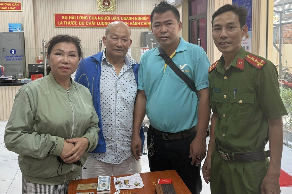 Nhặt được túi tài sản hơn 3 tỉ đồng, tài xế taxi giao nộp Công an