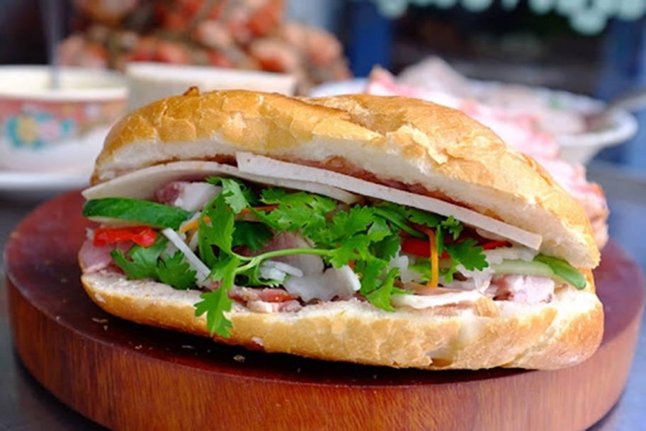 32 người nhập viện sau khi ăn bánh mì ở Đắk Lắk