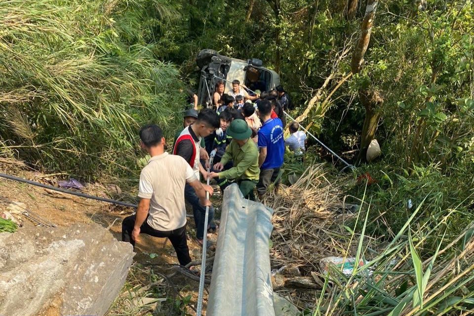 Xe ô tô khách 29 chỗ mất phanh, lao xuống vực ở Tam Đảo