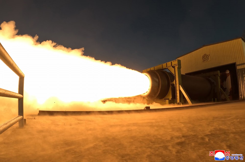 Hình ảnh Triều Tiên thử nghiệm động cơ tên lửa nhiên liệu rắn mới, chế tạo từ sợi các bon