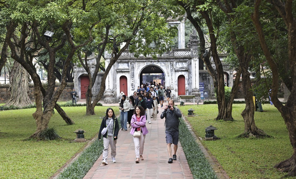 Nắng nóng bao trùm, nhiều nơi xuất hiện mưa dông cục bộ