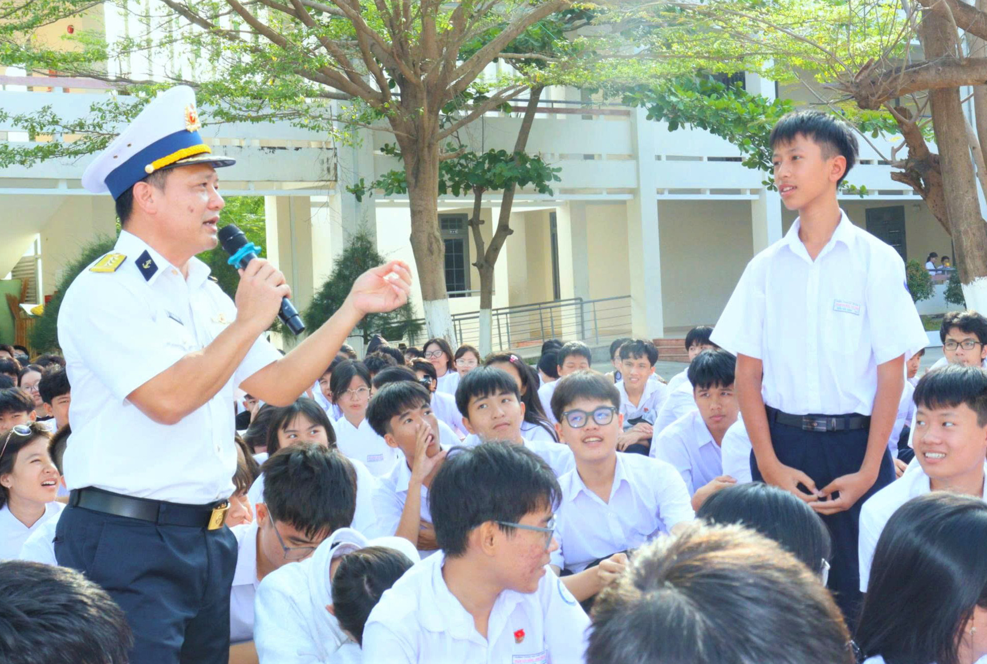 Hơn 1 000 giáo viên, học sinh THPT được tuyên truyền về biển, đảo