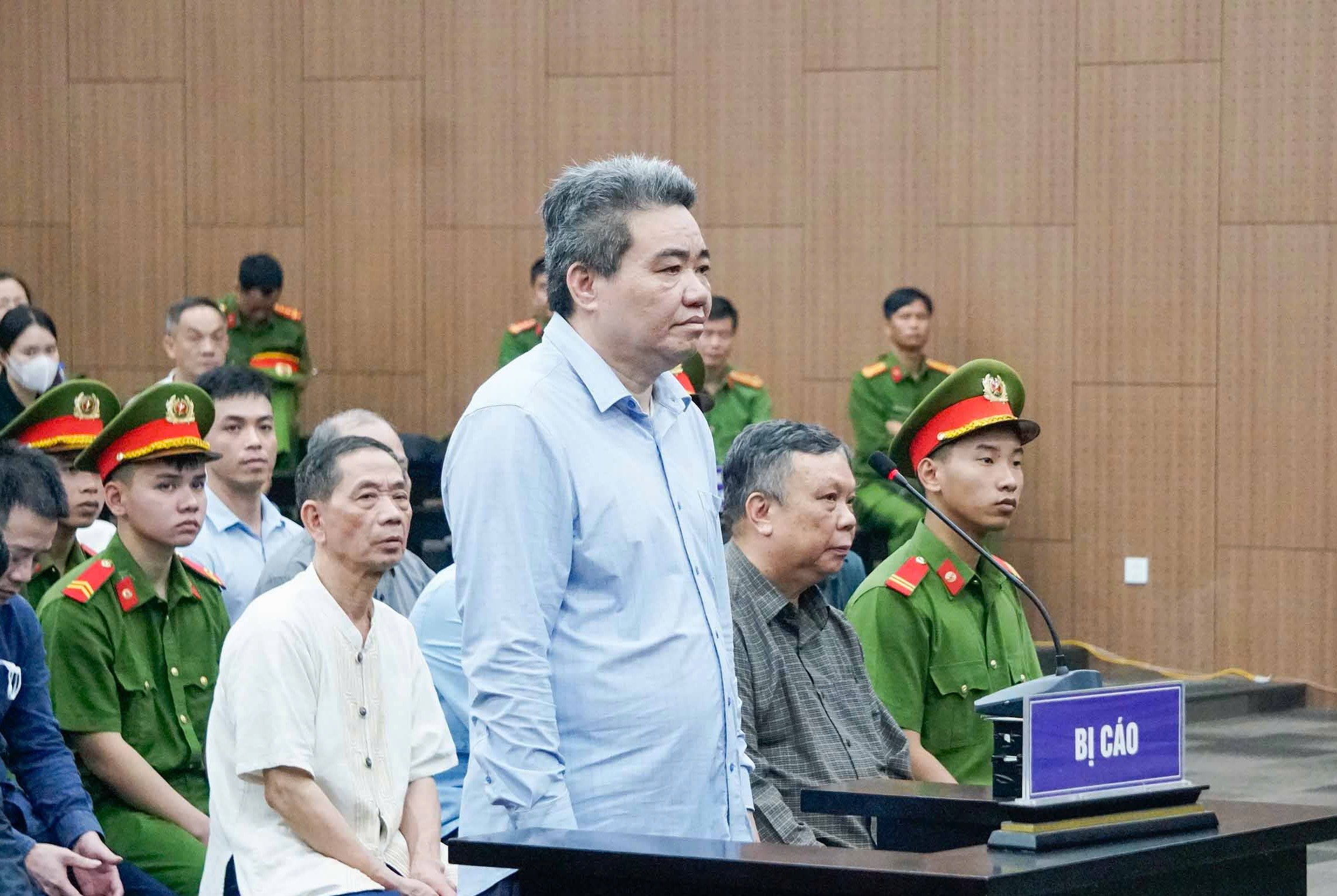 Lãnh đạo doanh nghiệp khai đưa 200 000 USD nhờ cựu Thứ trưởng tác động tham gia đấu thầu