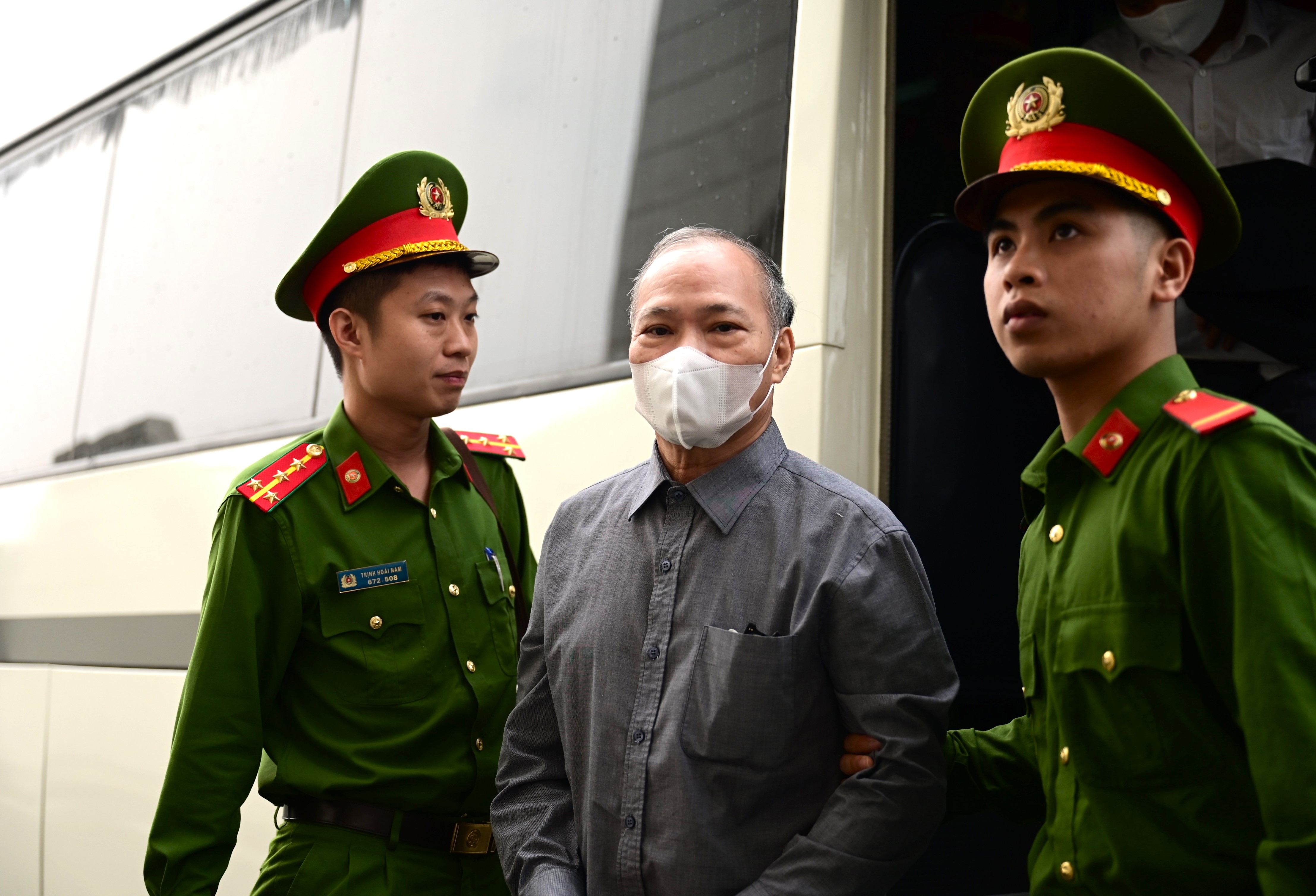 Cựu Thứ trưởng Bộ Nông nghiệp và Phát triển nông thôn Hoàng Văn Thắng hầu tòa vì nhận hối lộ