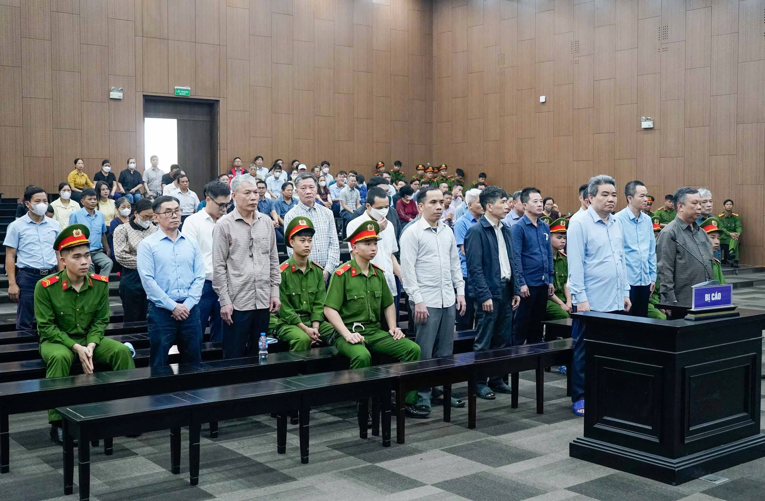 Toàn cảnh xét xử cựu Thứ trưởng Hoàng Văn Thắng, một bị cáo vẫn đang bỏ trốn, bị truy nã