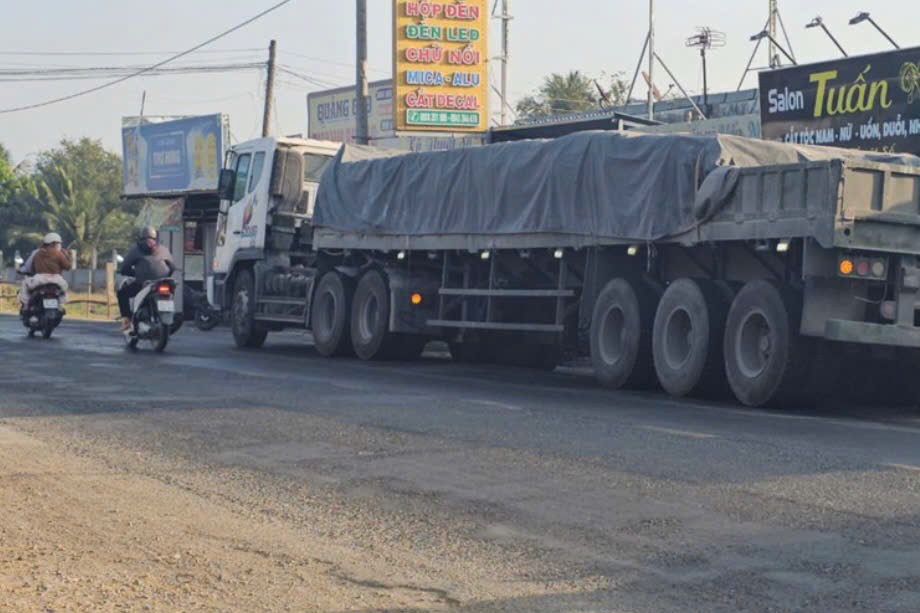 Va chạm xe đầu kéo lúc rạng sáng, thanh niên tử vong, tài xế rời khỏi hiện trường