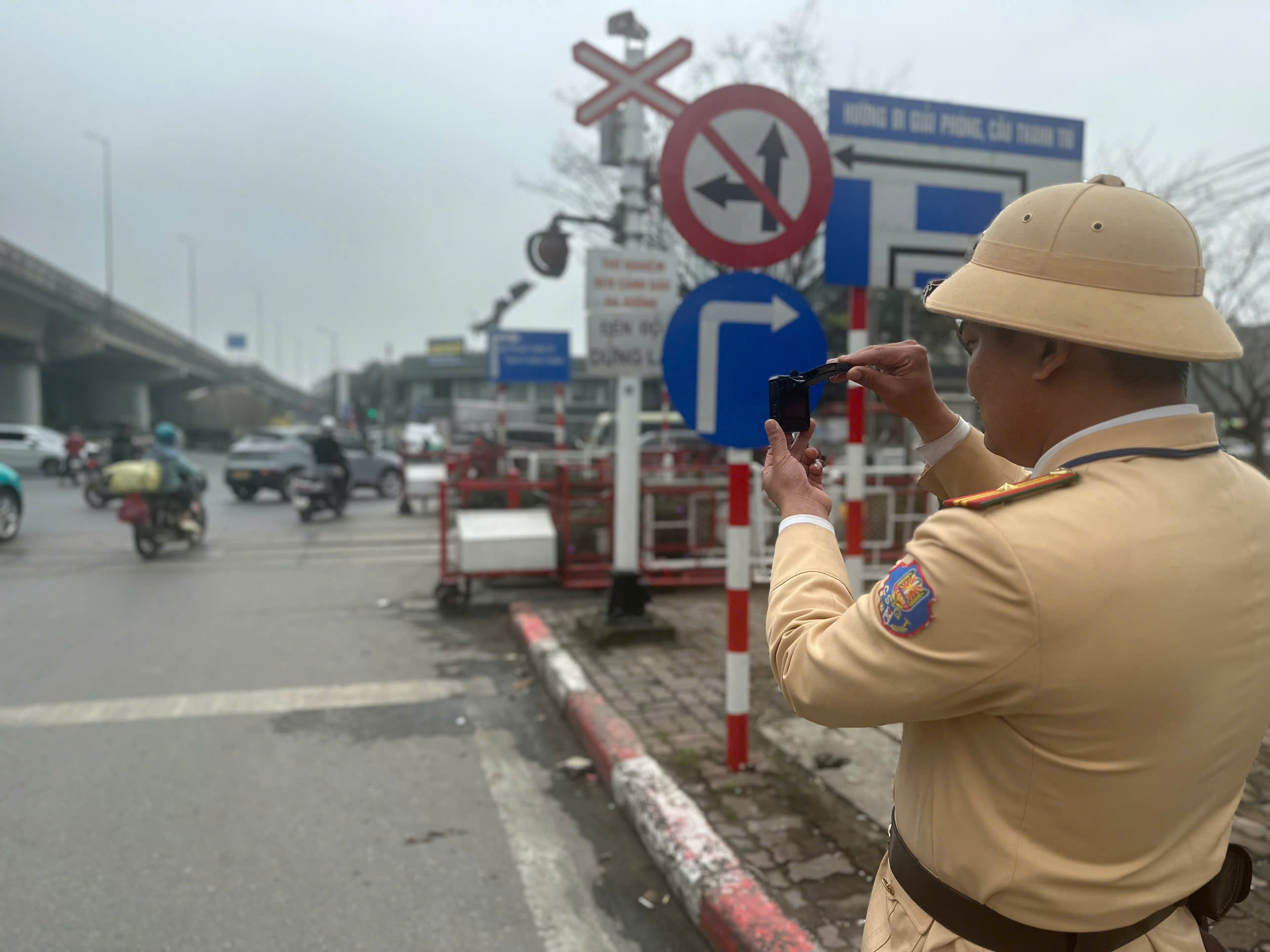 Từ ngày mai 1 4 , người dân có thể gửi phản ánh vi phạm giao thông trên VNeID