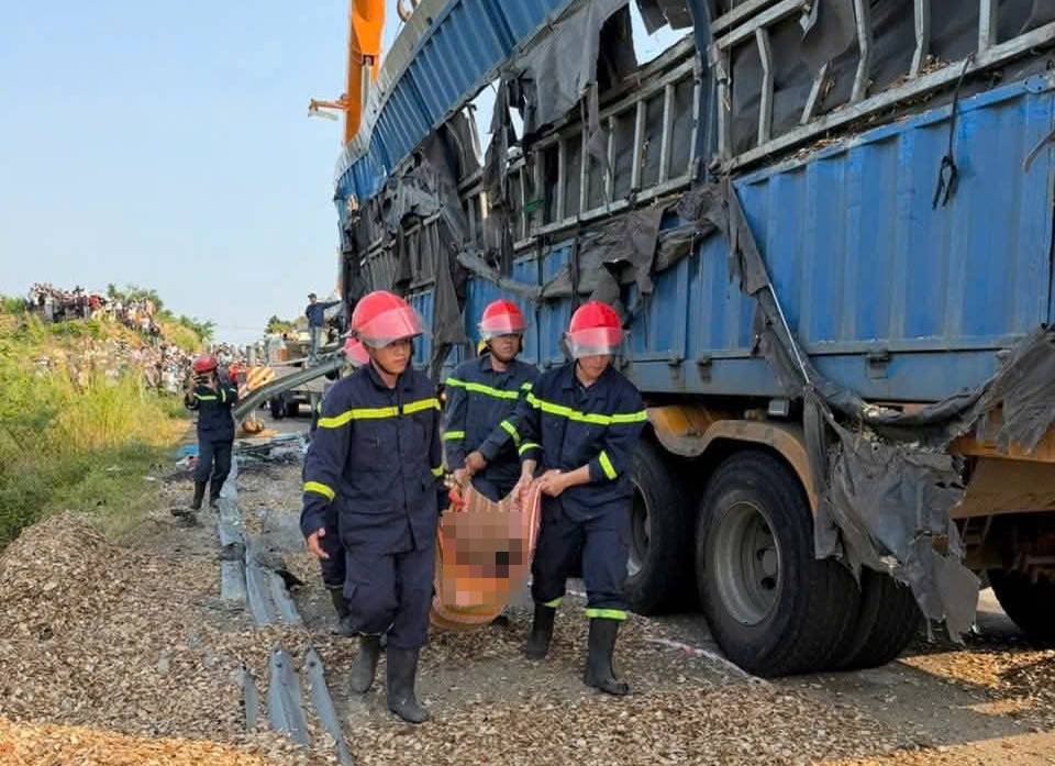 Tai nạn nghiêm trọng giữa xe container và xe máy, 3 người tử vong