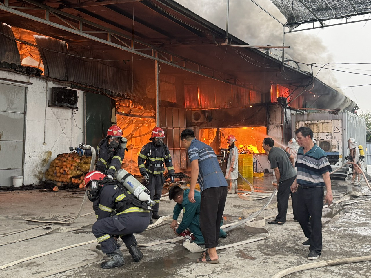 Cháy lớn ở kho xưởng bánh kẹo rộng khoảng 700m2