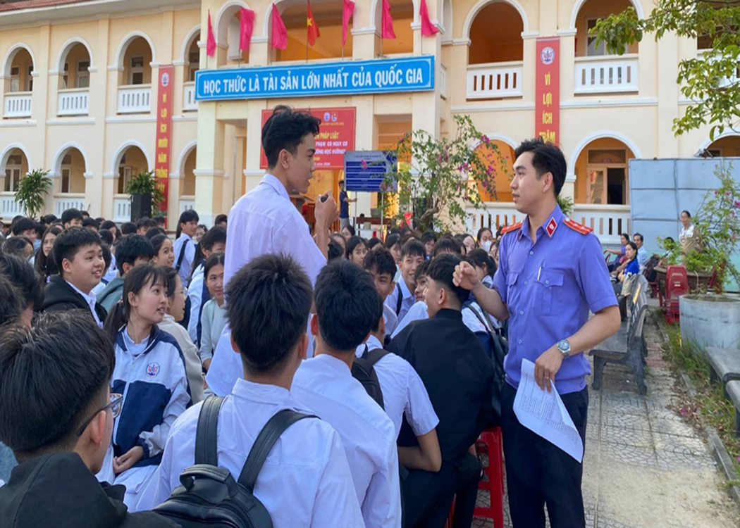 Chi đoàn VKSND khu vực 5, TP Đà Nẵng tuyên truyền pháp luật cho học sinh