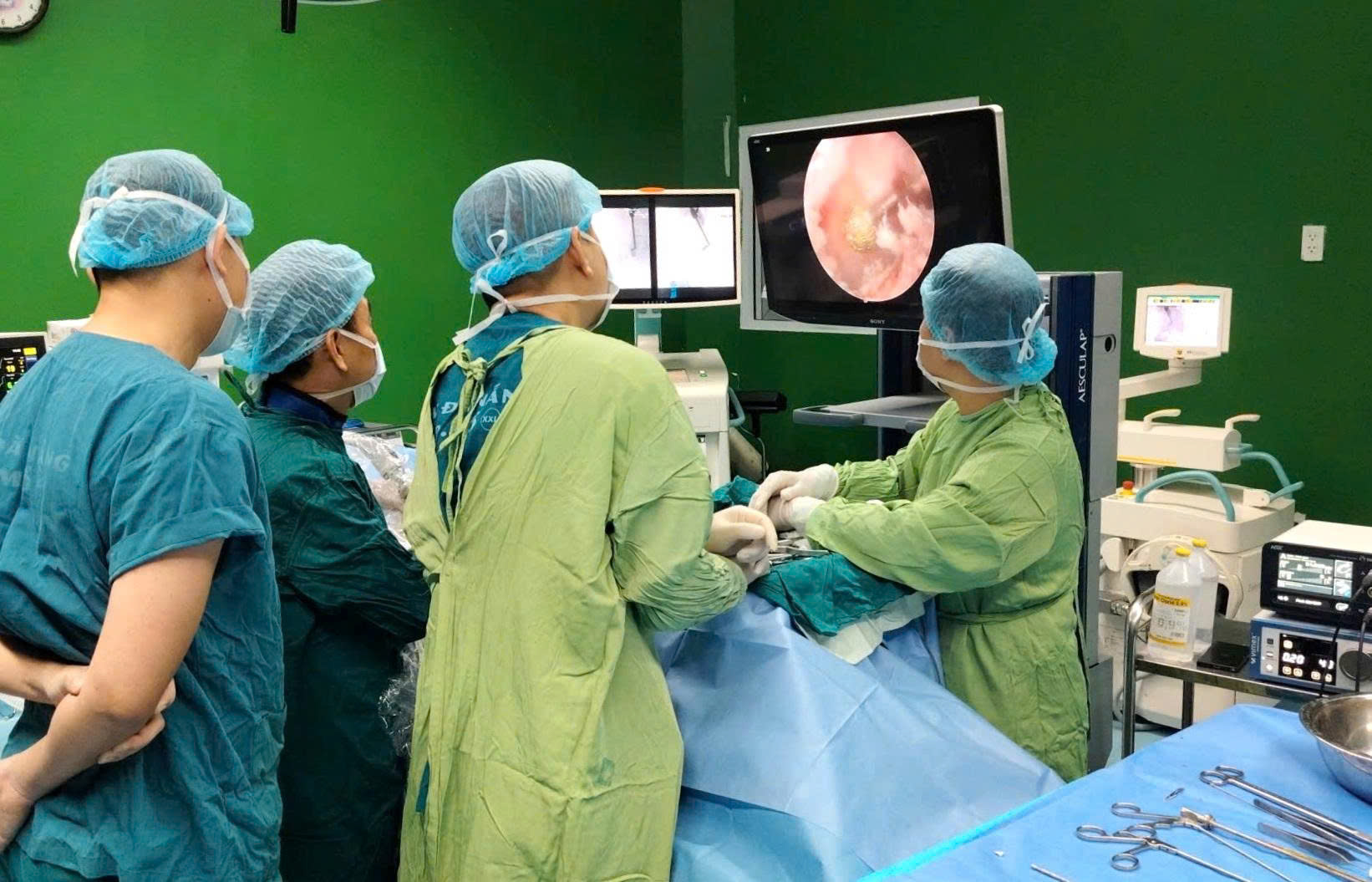 Bệnh viện Đà Nẵng lần đầu phẫu thuật nội soi cột sống hai cổng