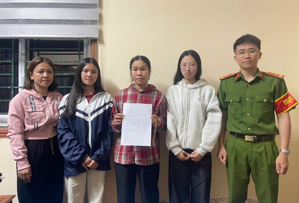 Nhặt được dây chuyền 80 triệu đồng, 2 nữ sinh tìm người trả lại