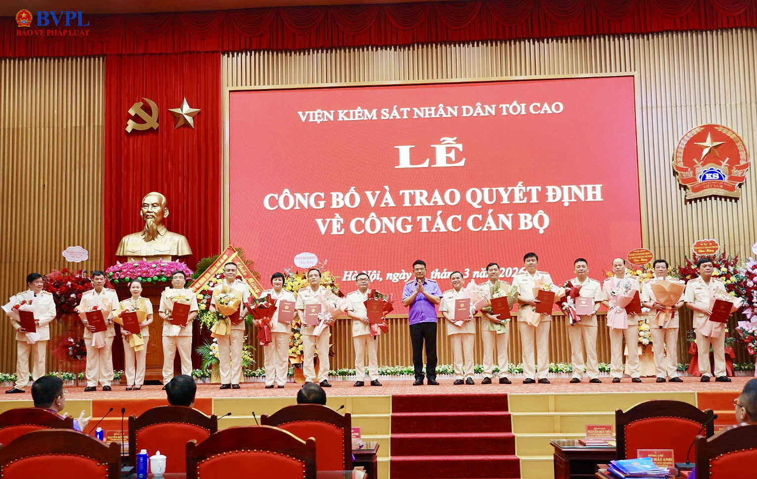 Viện trưởng Nguyễn Huy Tiến trao quyết định điều động, bổ nhiệm 15 đồng chí Lãnh đạo, quản lý cấp Vụ