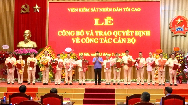 Viện trưởng Nguyễn Huy Tiến trao quyết định điều động, bổ nhiệm 15 đồng chí Lãnh đạo, quản lý cấp Vụ